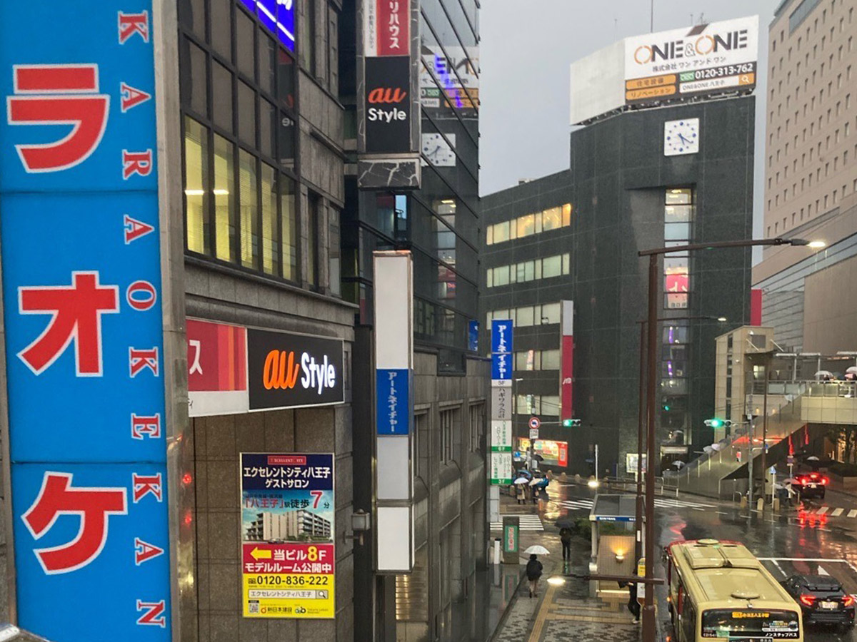 カラオケ館右の階段