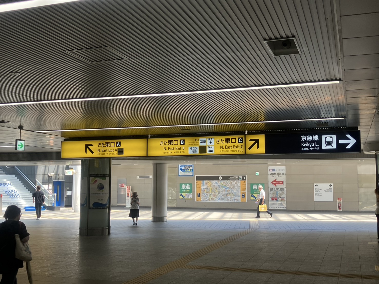 改札から出て右に曲がり、「きた東口A」の出口へ向かう