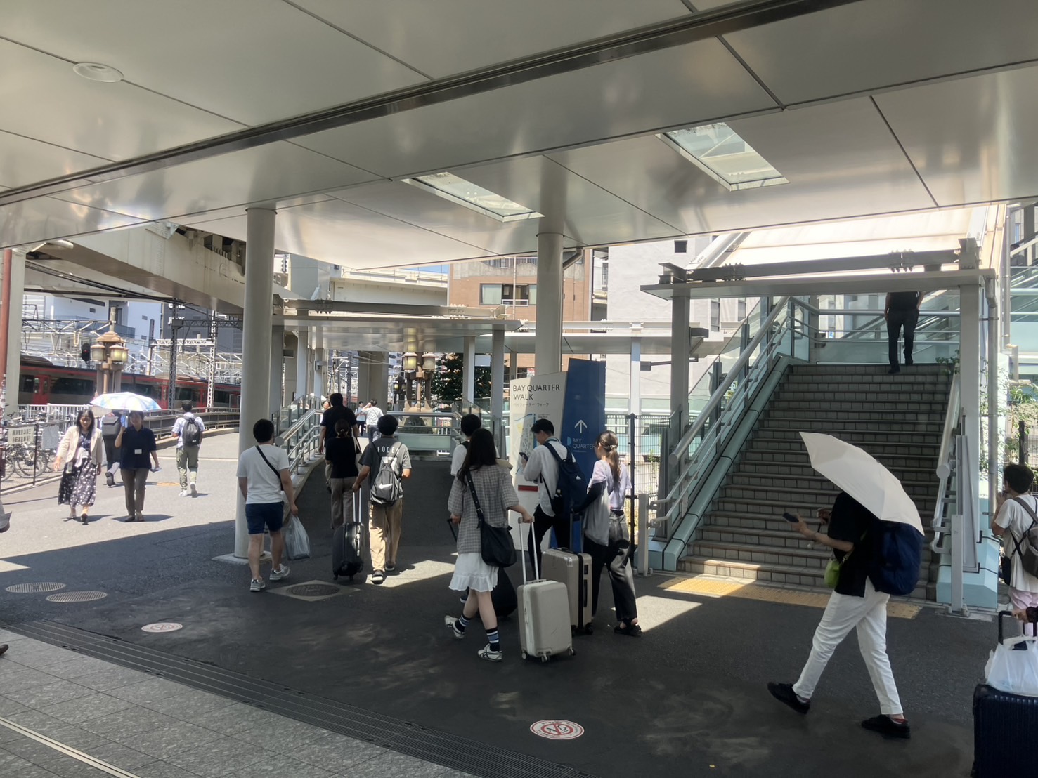エスカレーターを登ったあたりここから左奥へ歩く