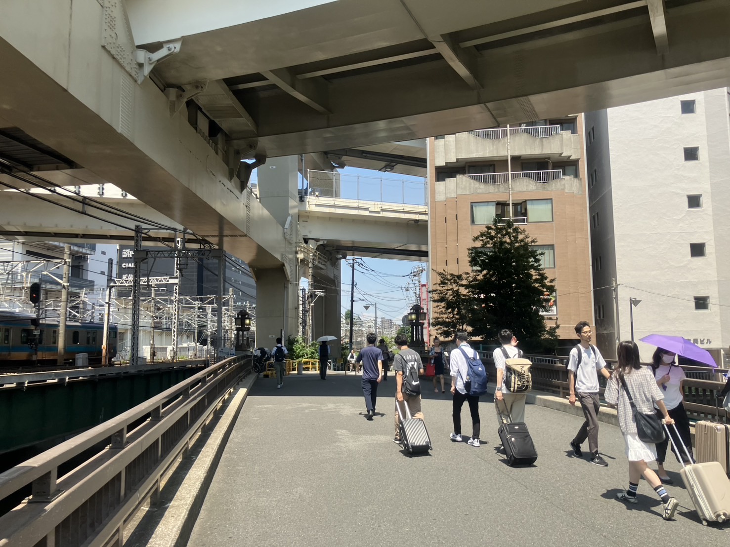 線路沿いをまっすぐ進む