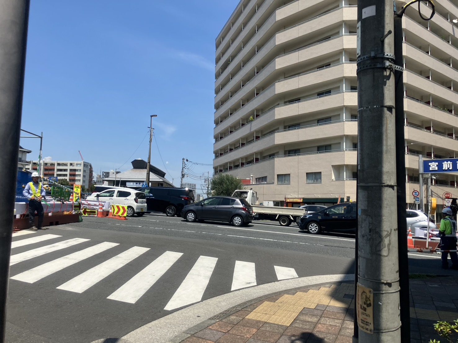 正面に宮前商店街の入り口が見えたら、左に曲がる