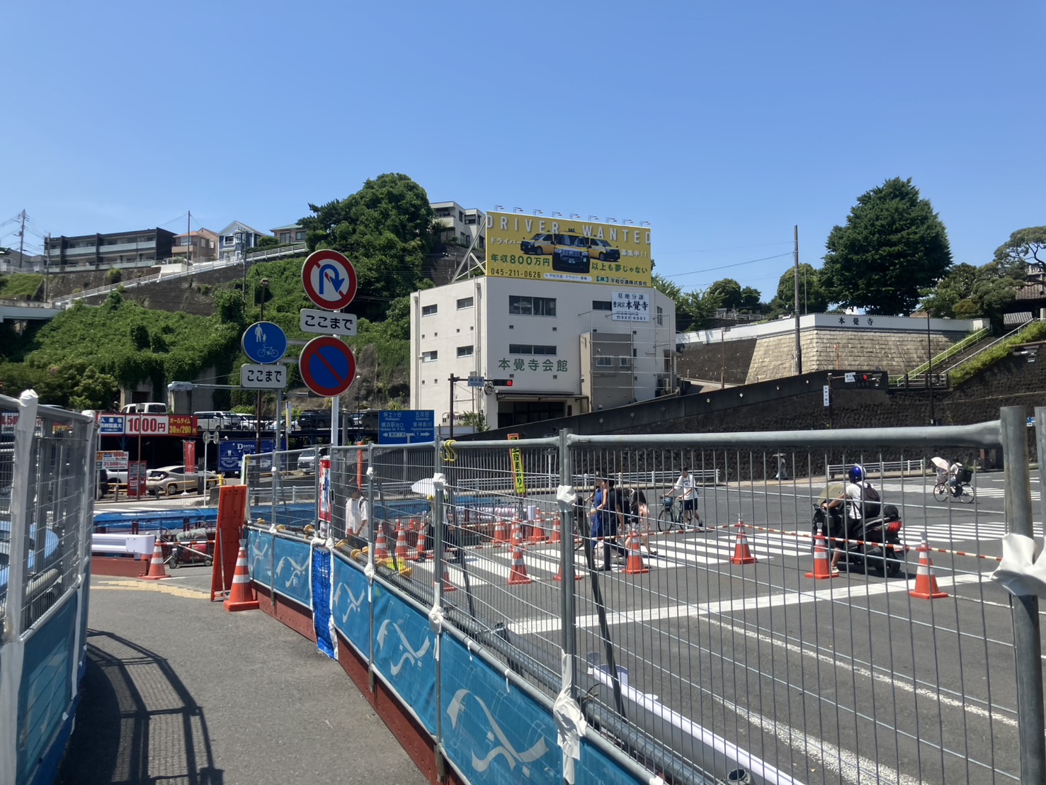 左に曲がり、右手側に見える横断歩道を渡る