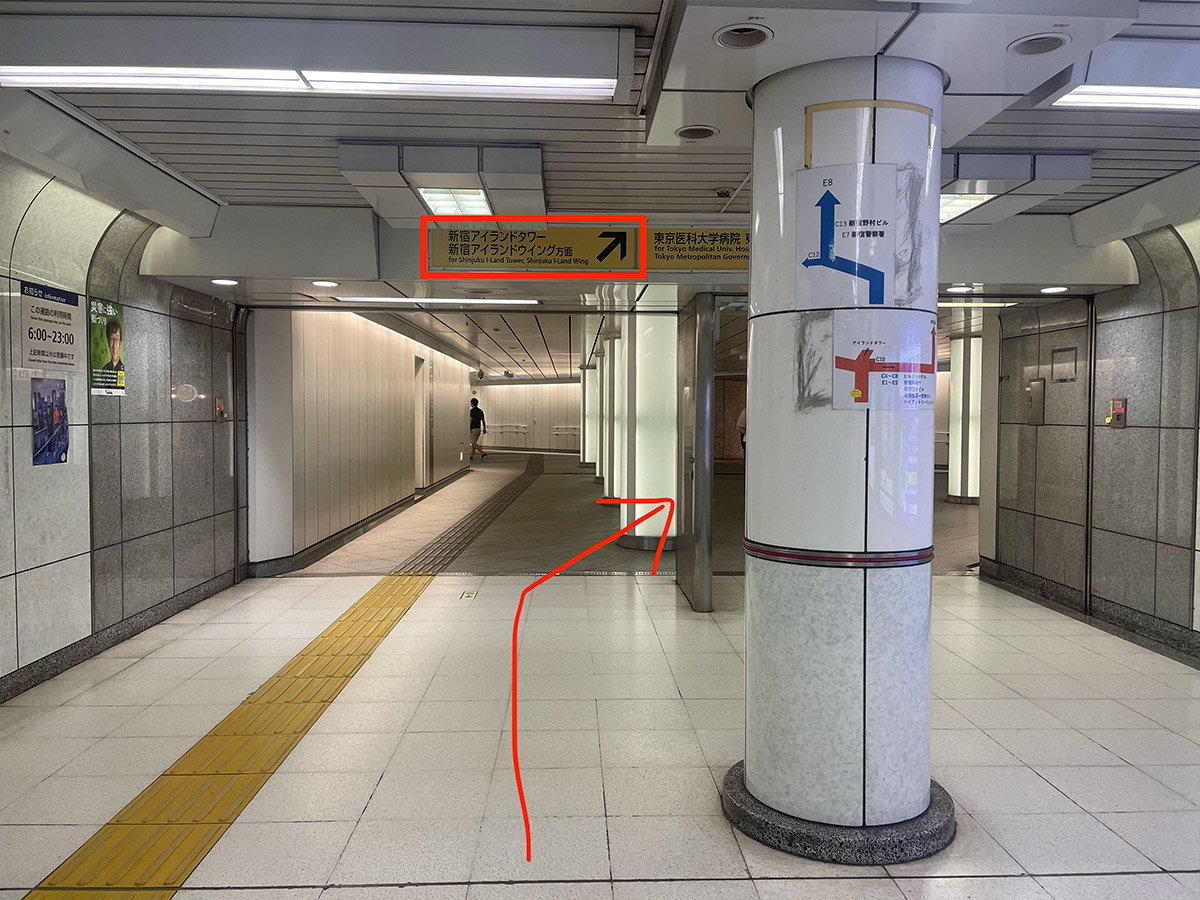 「アイランドタワー」のナビのある通路の写真