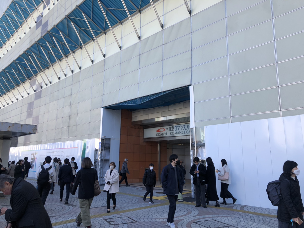 小田急百貨店ビル付近の新宿駅地上西口の写真