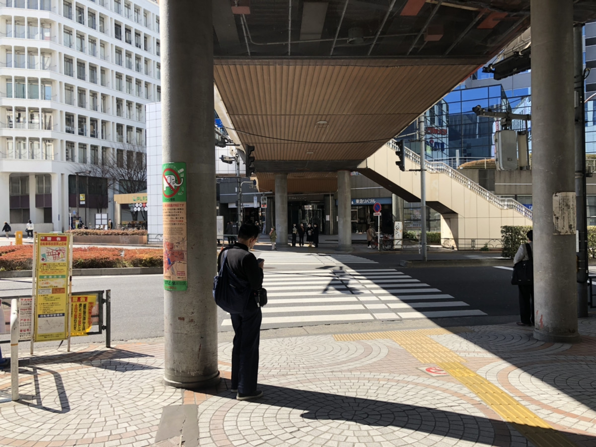 ビックカメラHALCの横を通り過ぎたデッキ下横断歩道の写真