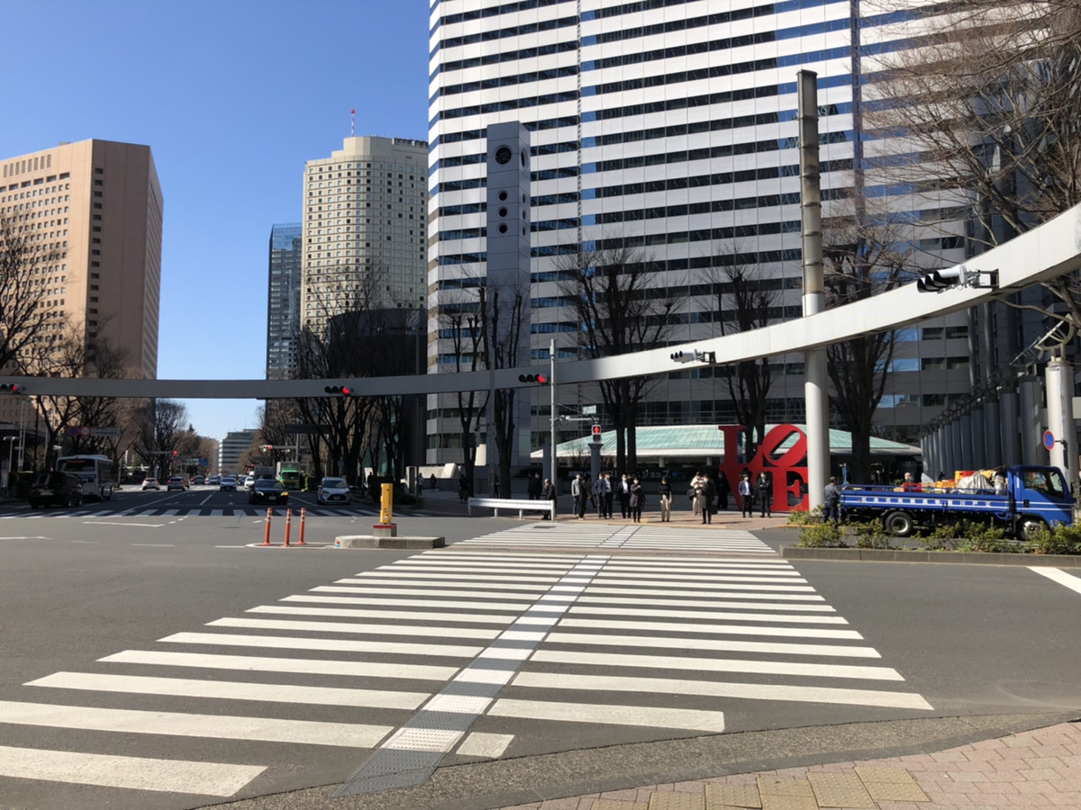 アイランドビル前交差点の写真