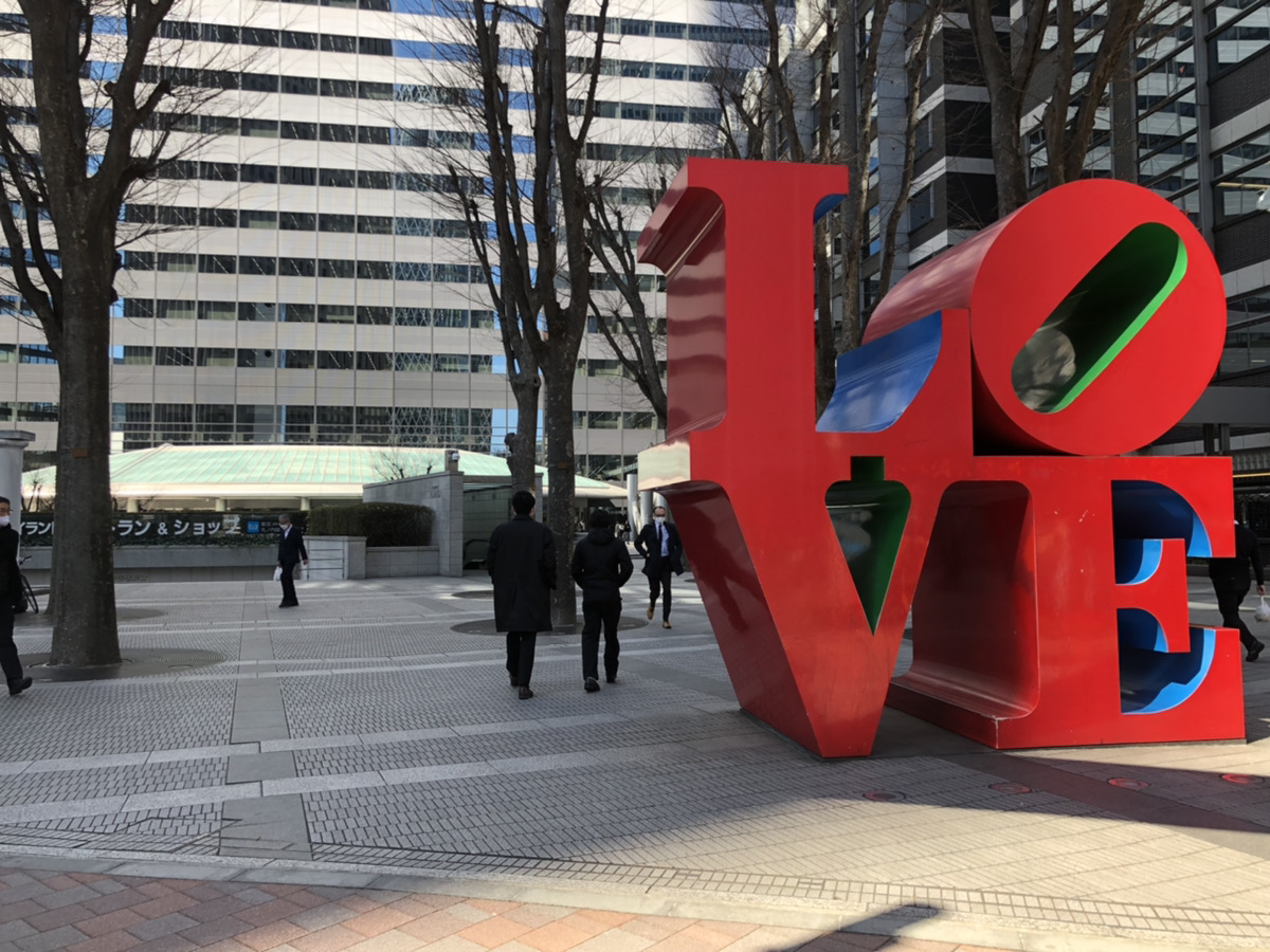 アイランドタワーのLOVEのオブジェの写真